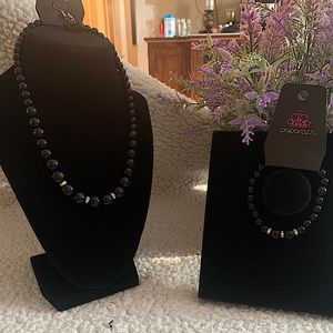 Beautiful New paparrazzi black pearls.